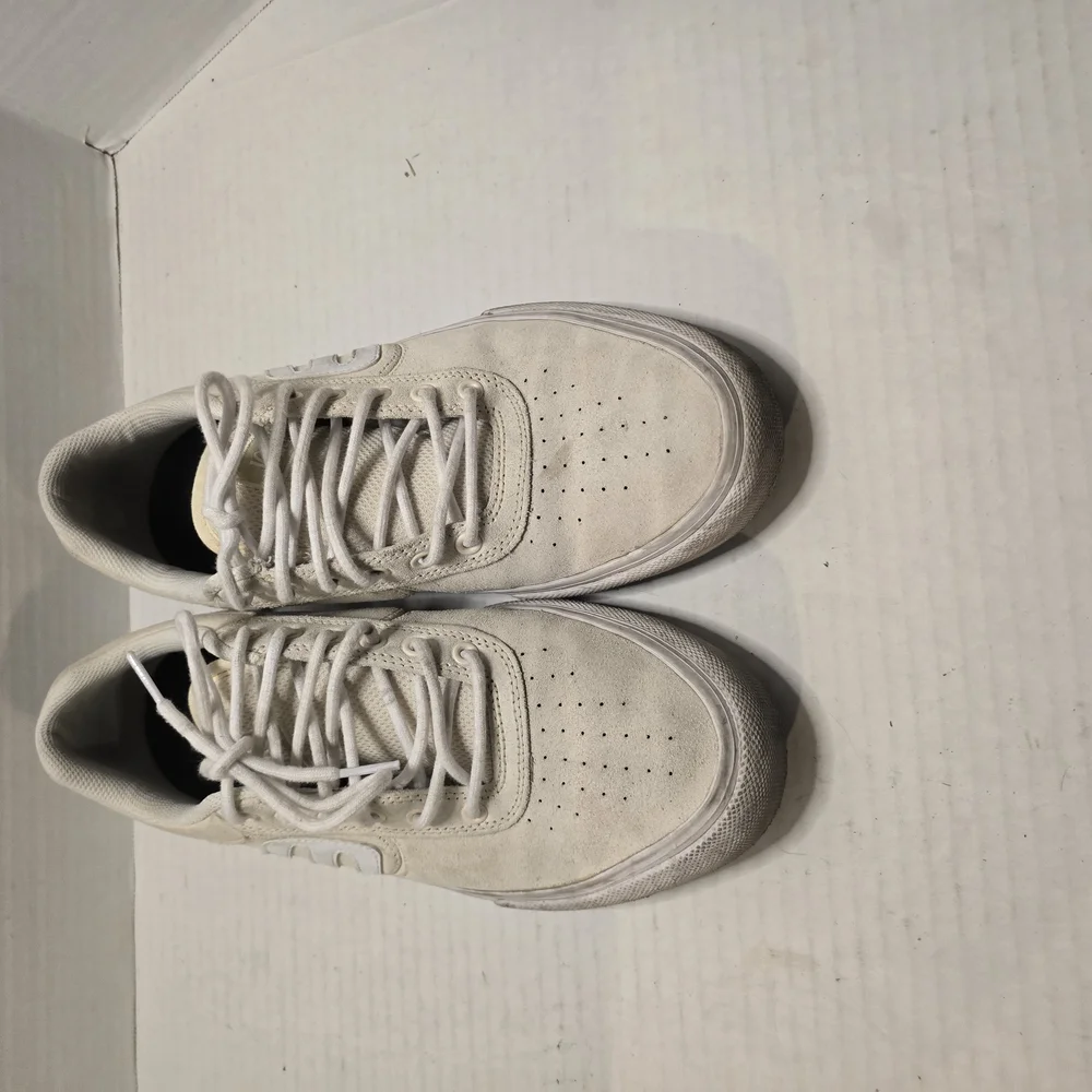 Etnes‎ White Sneakers with Textured Upper and Cushioned Sole